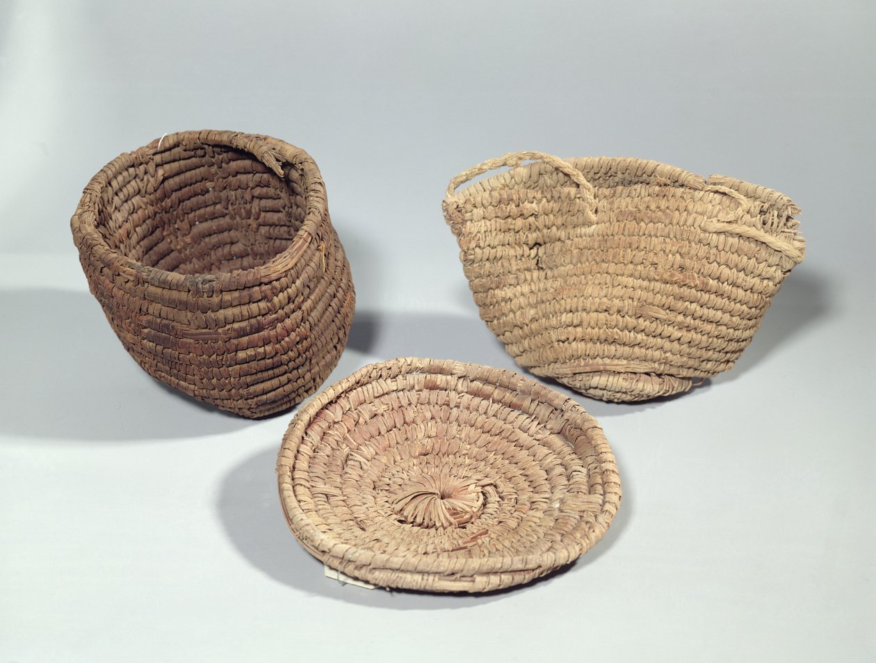 Twee manden en een deksel (gevlochten palmbladeren) door Second Intermediate Period Egyptian