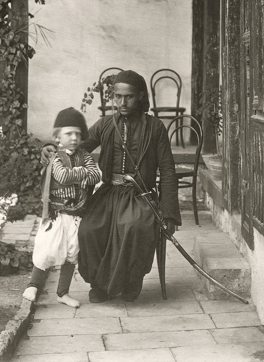 Arabische kawass (Ottomaanse bewaker) met een jonge jongen in de tuin van een huis in het Judea-district van Jeruzalem, 1867 door Sergeant Henry Phillips