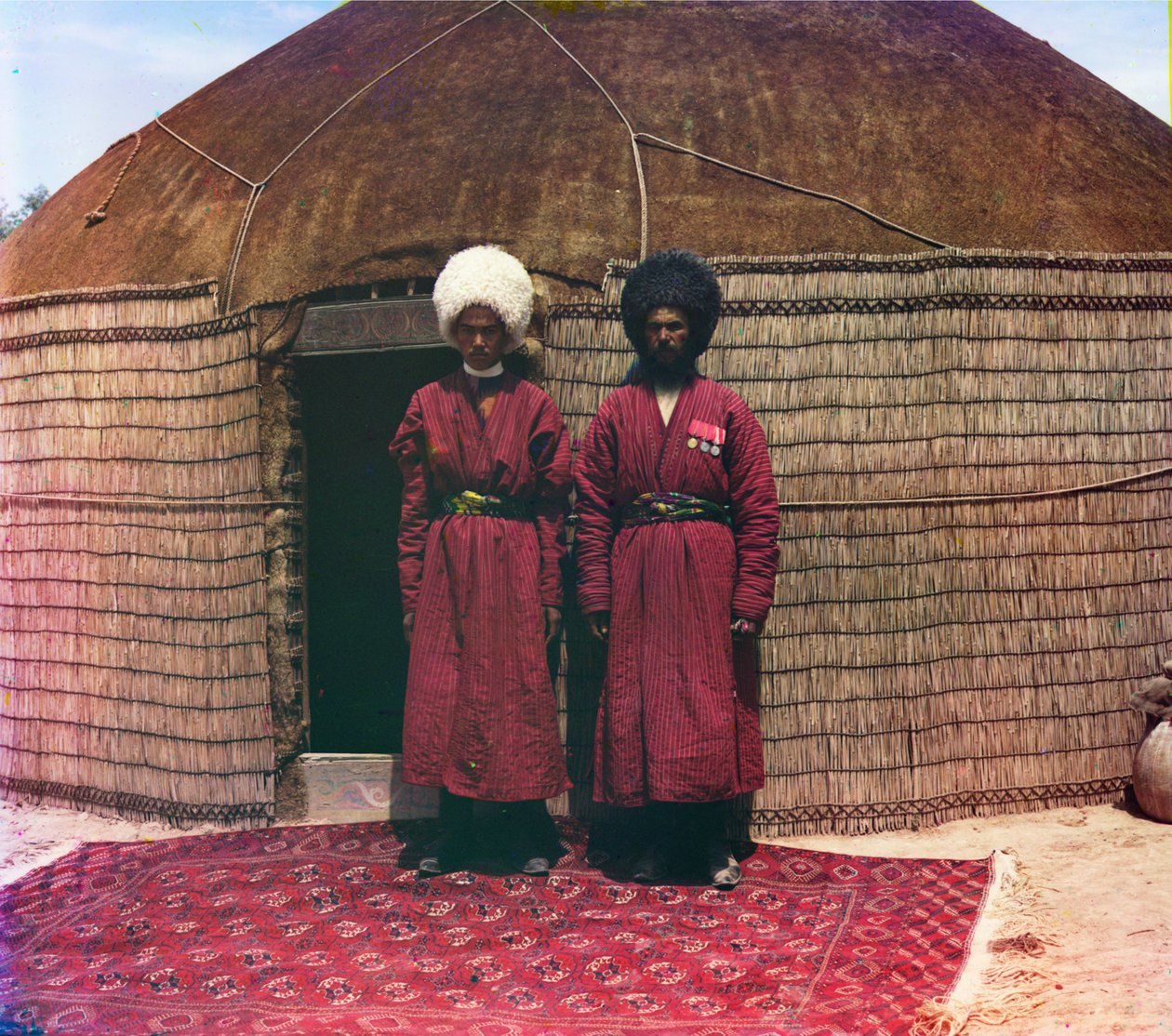 Twee Mannen die op een Tapijt Staan, voor een Yurt door Sergei Mikhailovich Prokudin Gorskii