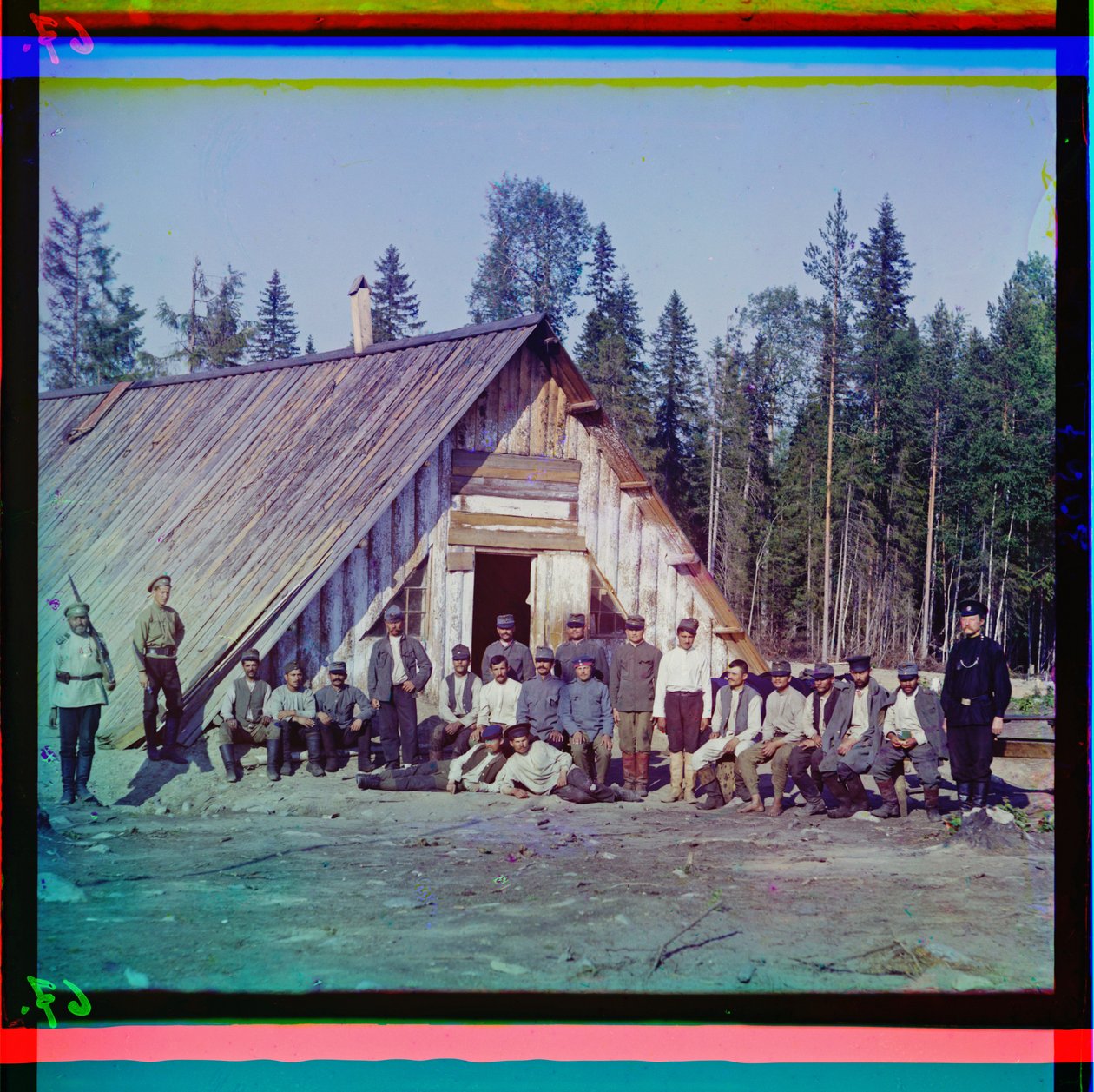 Oostenrijkse krijgsgevangenen voor hun barakken in Karelië na het mislukte winteroffensief, Rusland, 1915 door Sergey Prokudin Gorsky