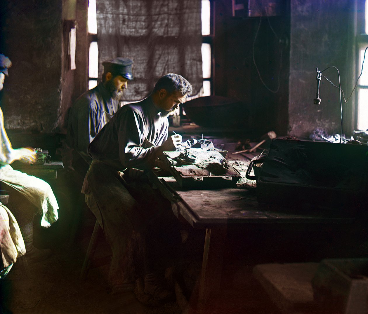 Arbeiders vormen een artistieke gietvorm bij de Kasli IJzerwerken, Oeralgebergte, Russische Rijk, 1910 door Sergey Prokudin Gorsky