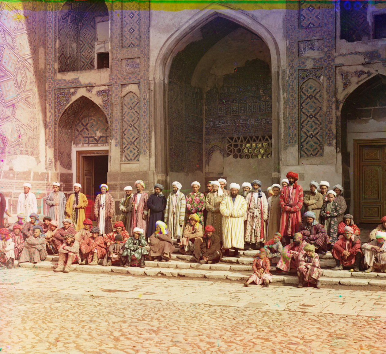 Op de trappen van de moskee in Samarkand, 1905-1915 door Sergey Prokudin-Gorsky