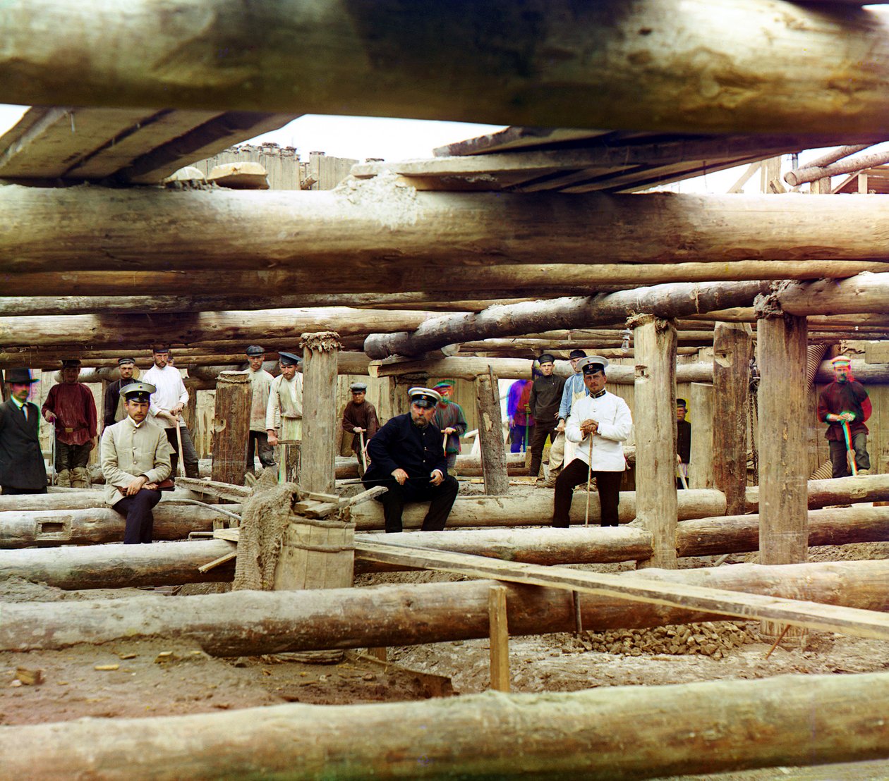 Arbeiders en opzichters poseren voor een foto tijdens de voorbereidingen voor het storten van cement voor de sluisdamfundering over de Oka-rivier, nabij Beloomut, Russisch Rijk, 1912 door Sergey Prokudin Gorsky