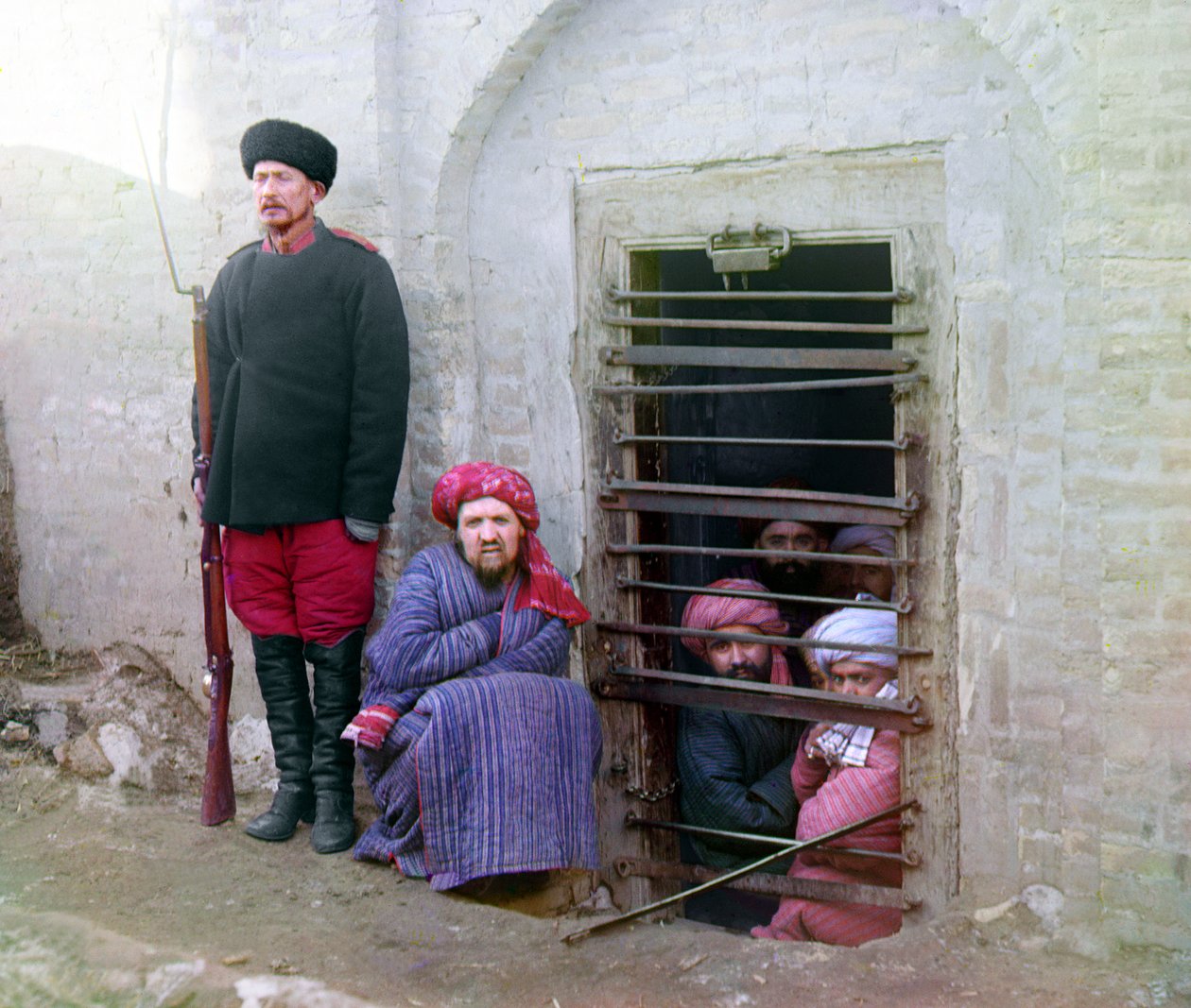 Zindan gevangenis, met gevangenen en een bewaker met Russisch geweer, uniform en laarzen, Centraal-Azië, Russisch Rijk, tussen 1905 en 1915 door Sergey Prokudin Gorsky