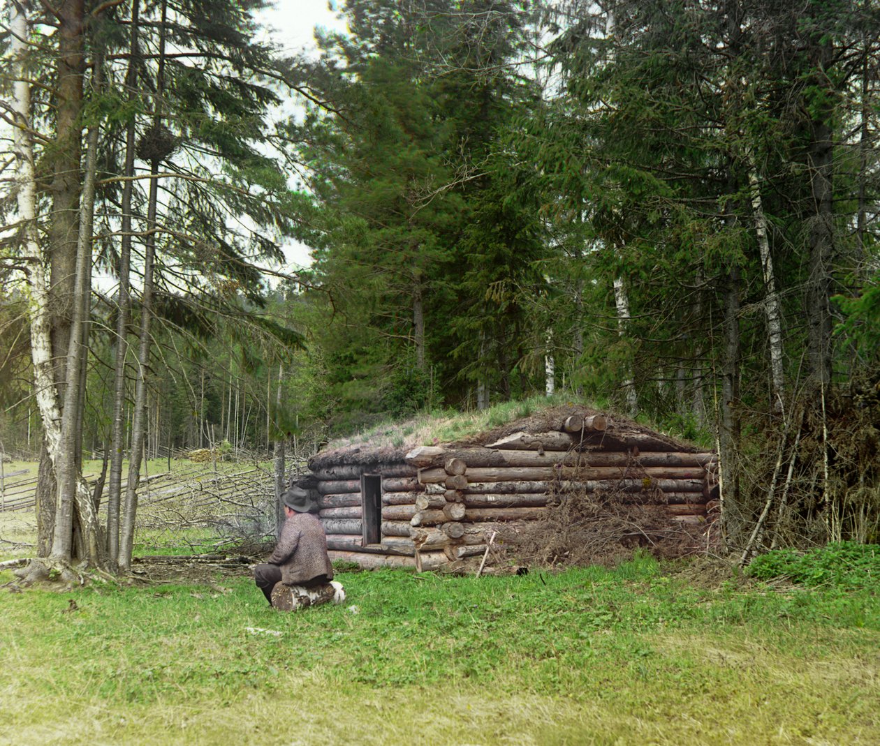 Een man voor een hut voor houthakkers en kuria (kolenbranden) in het bos, Russisch Rijk, tussen 1905 en 1915 door Sergey Prokudin Gorsky