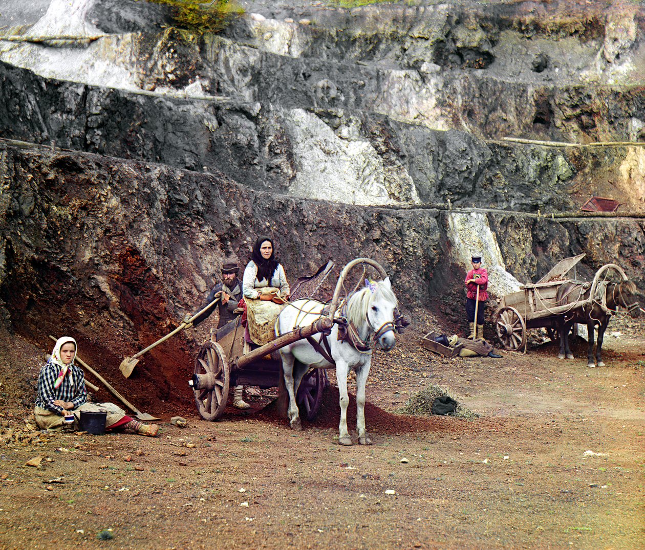 Werk in de Bakalskii mijn: een familie, met schoppen en paard-en-wagen, werkend in de ijzermijnen in de Bakaly heuvels, Oeralgebergte, Russische Rijk, 1910 door Sergey Prokudin Gorsky