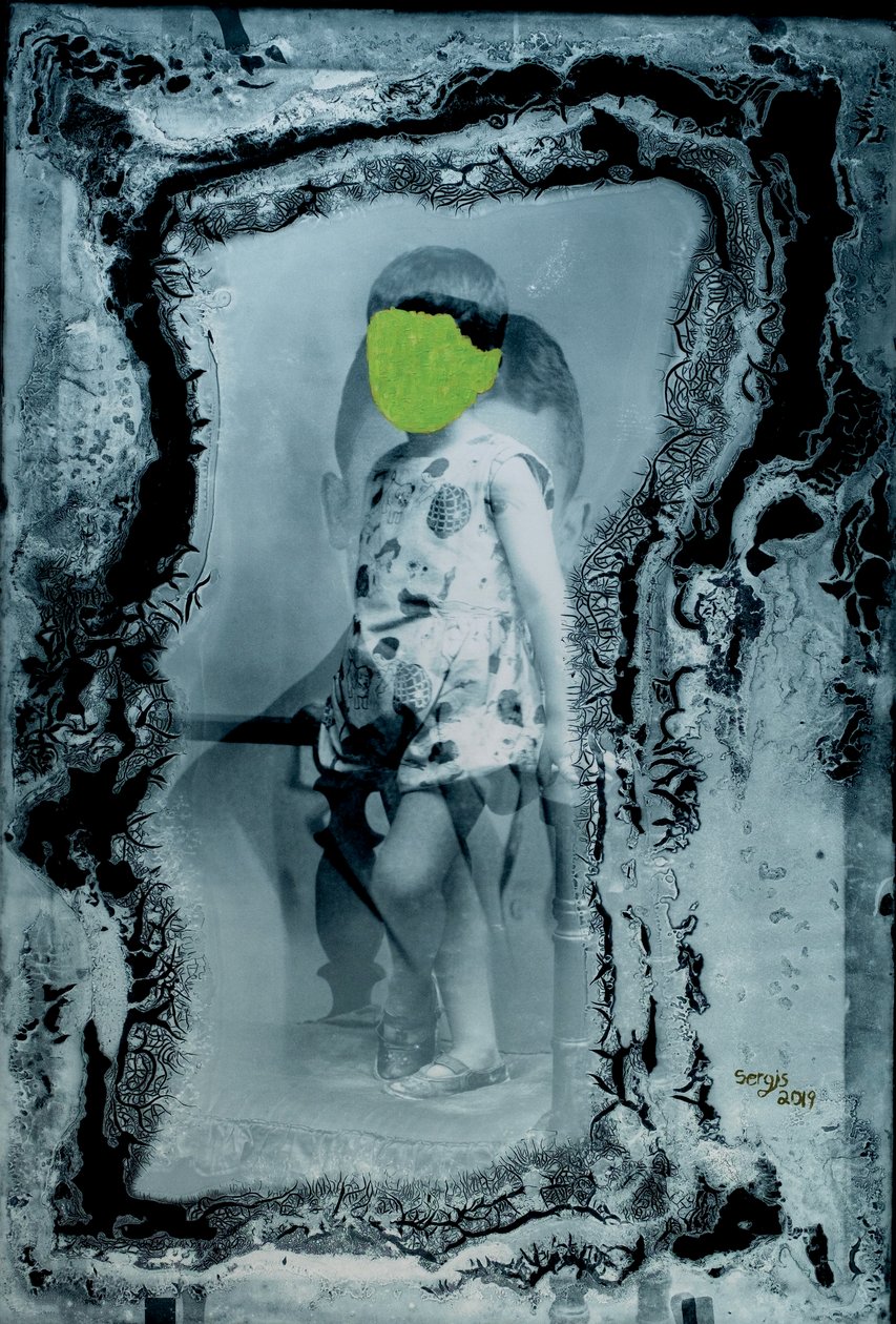 Jong meisje en haar voogd, 2019 (gemengde techniek) door Sergis Adamos