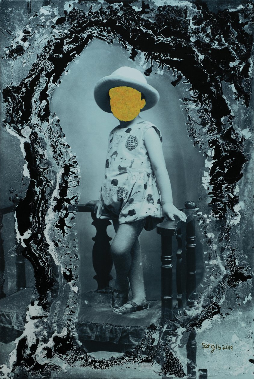 jong meisje poseert alleen, 2019 (gemengde techniek) door Sergis Adamos