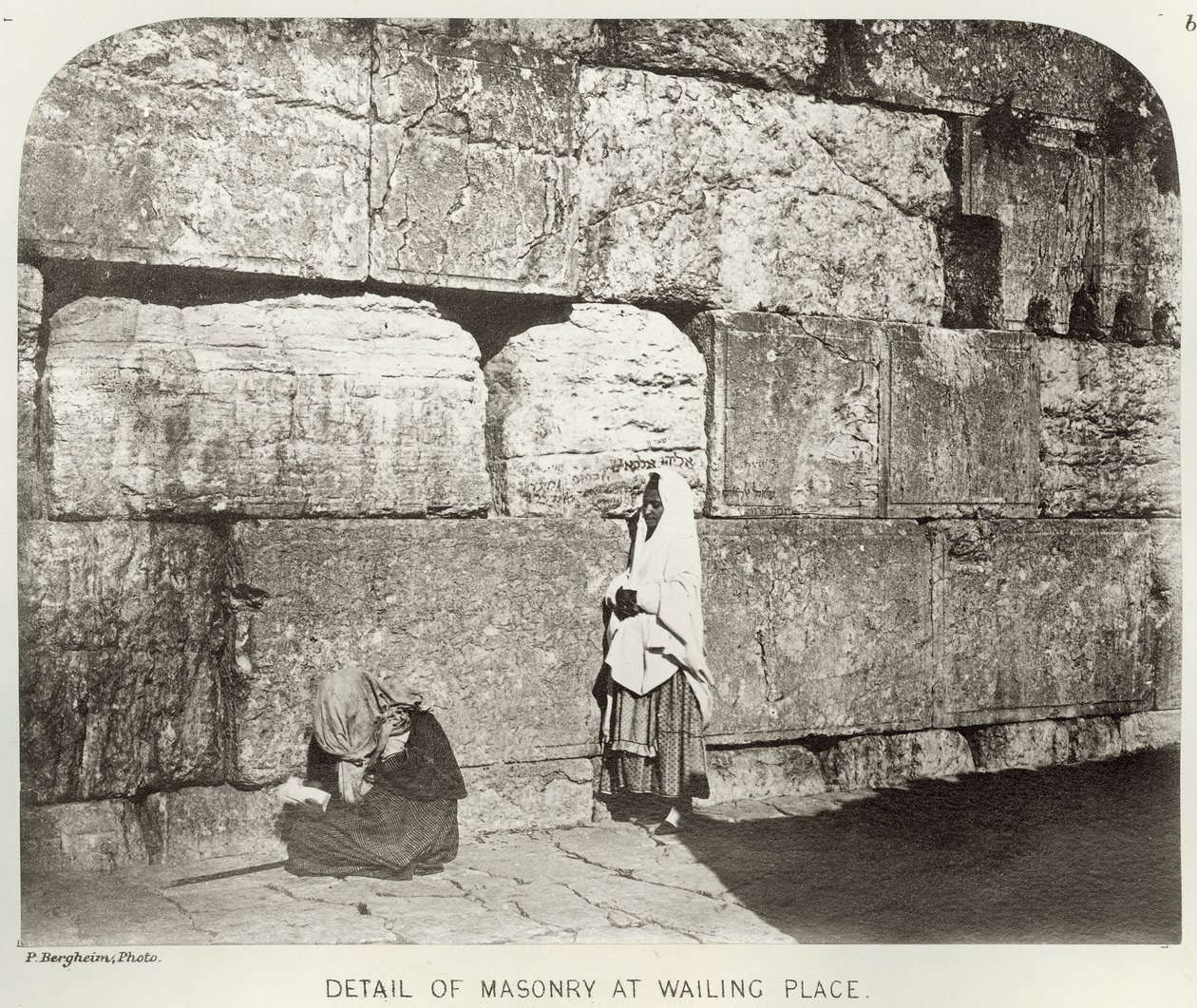 Exterieur van Haram-Ash-Sharif, detail van metselwerk bij de Klaagmuur, ca.1864-65 zwart-wit foto door Sgt. James M. McDonald