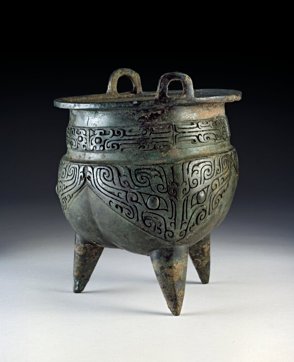 Li vaartuig met taotie-ontwerp, Erligang-periode, Shang-dynastie, ca. 1500-1050 v.Chr. door Shang Dynasty Chinese School