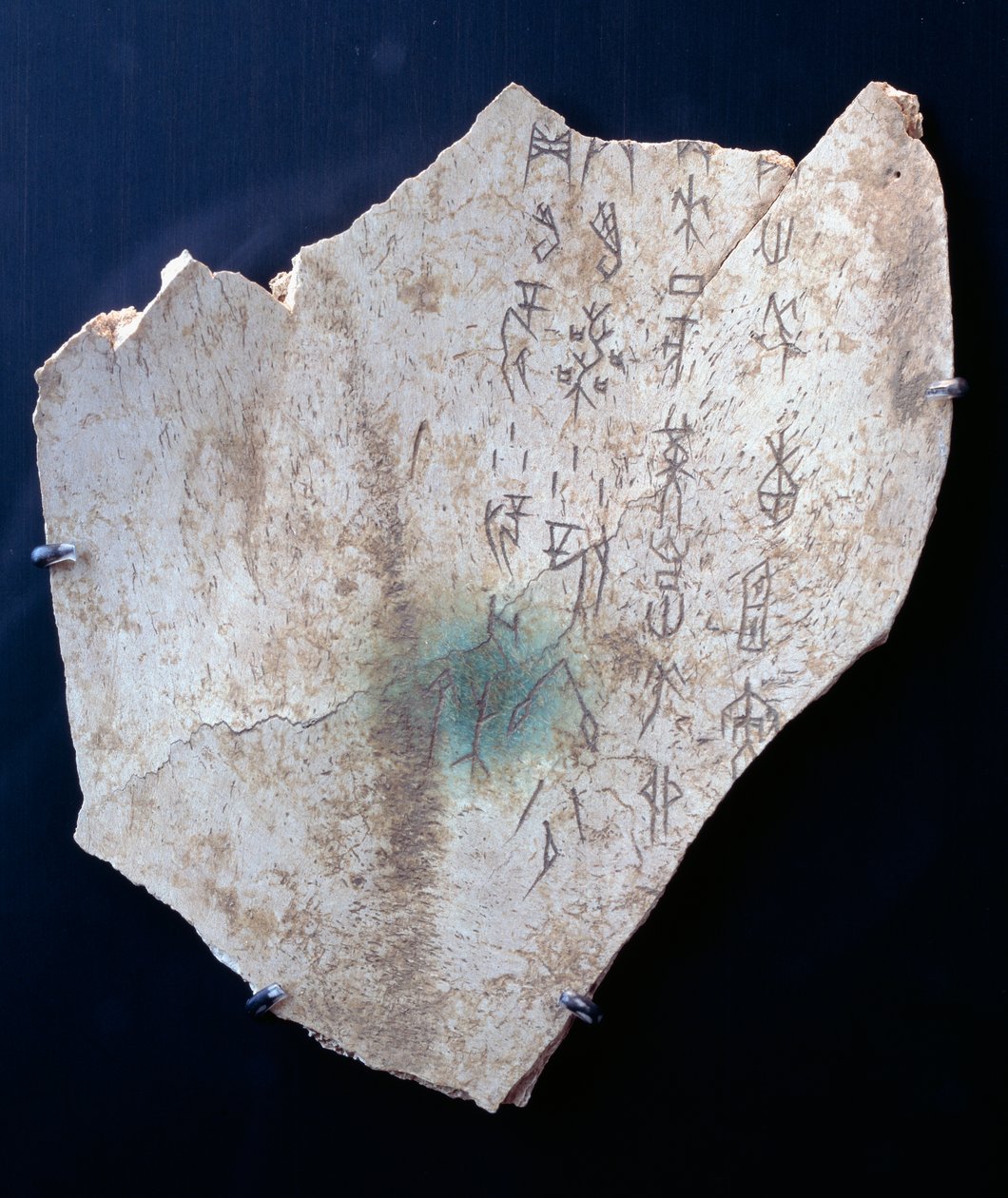 Pictogram op een os scapula met een ritueel om gevaar af te weren (bot) door Shang Dynasty Chinese School