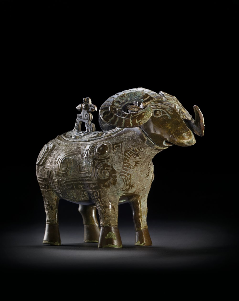 Rituele wijnvat in de vorm van een ram, Gong door Shang Dynasty Chinese School