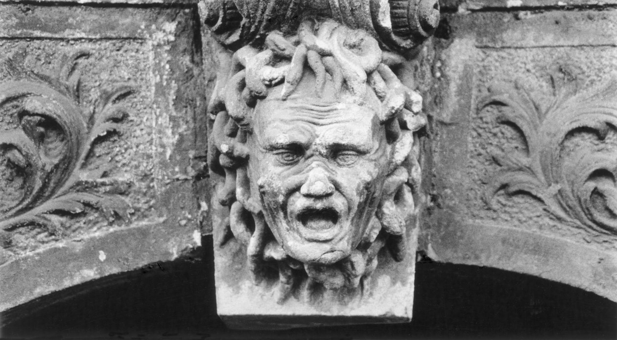 Gebeeldhouwd hoofd, Schloss Hainewalde, Saksen, Duitsland door Simon Marsden