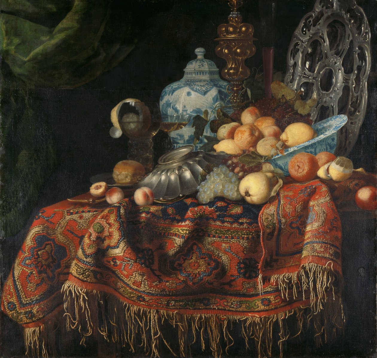 Stilleven met fruit, borden en schalen op een Turkse tapijt door Simon Luttichuys (attributed to)