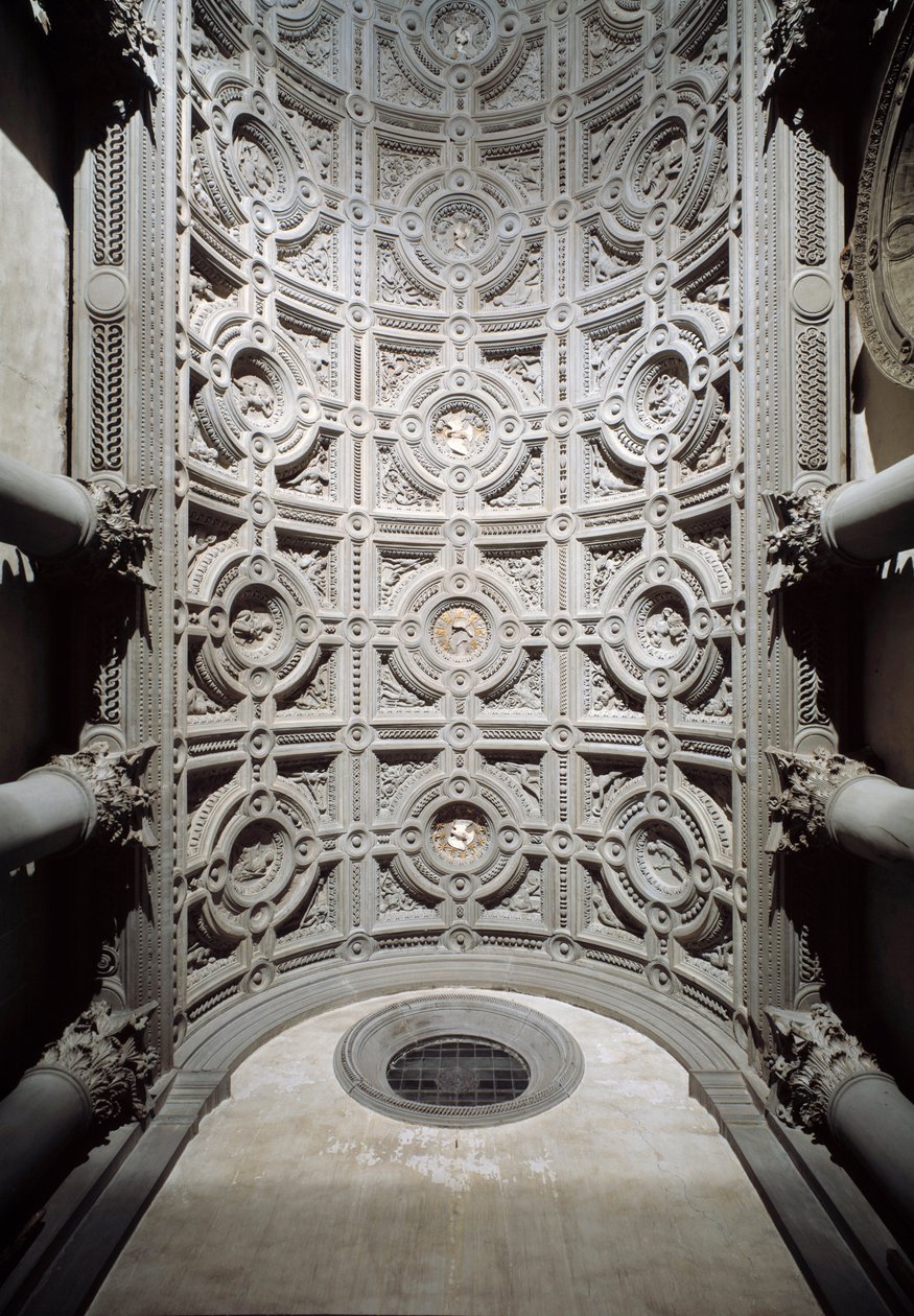 Interieur van het gewelfde plafond van de vestibule van de kerk gerealiseerd door Simone del Pollaiolo, ook wel il Cronaca (1457-1508) door Simone del  Pollailo