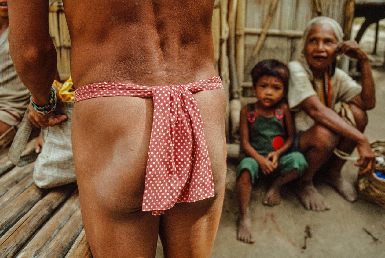 Een Mangyan-stamlid draagt een traditionele lendendoek. door Sisse Brimberg
