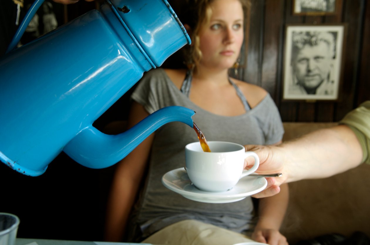 Koffie geserveerd in antieke Deense koffiepot, Arhus, Denemarken, 2022 door Sisse Brimberg