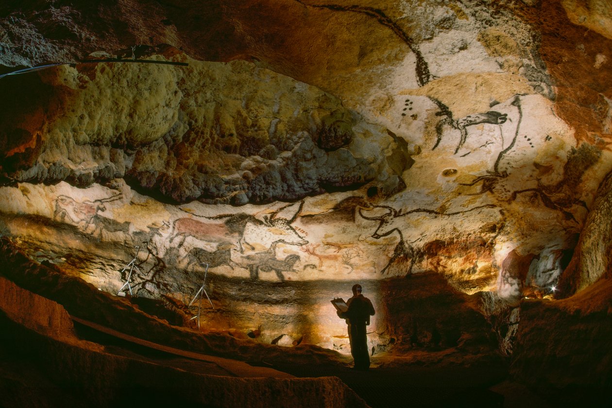 Hal van de Stieren bedekt met calcietwanden in de Lascaux-grot. door Sisse Brimberg