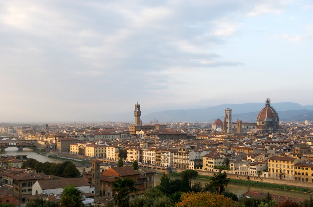 Italië, Toscane, Florence, verhoogd uitzicht over de stad vanaf Piazzele Michelangelo, 2022 door Sisse Brimberg