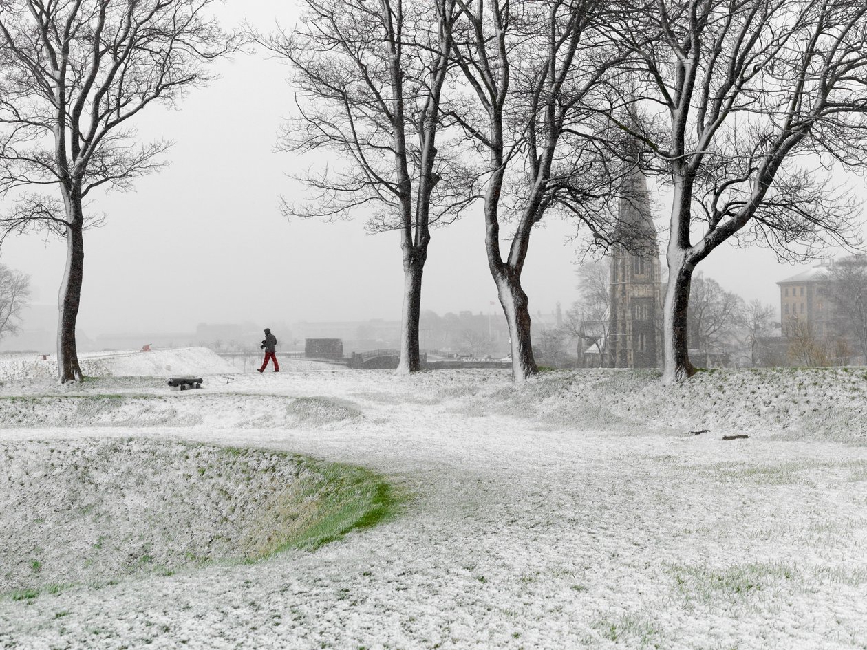 Eenzaam figuur wandelend in Kopenhagen Fort tijdens sneeuwstorm, Denemarken, 2022 door Sisse Brimberg