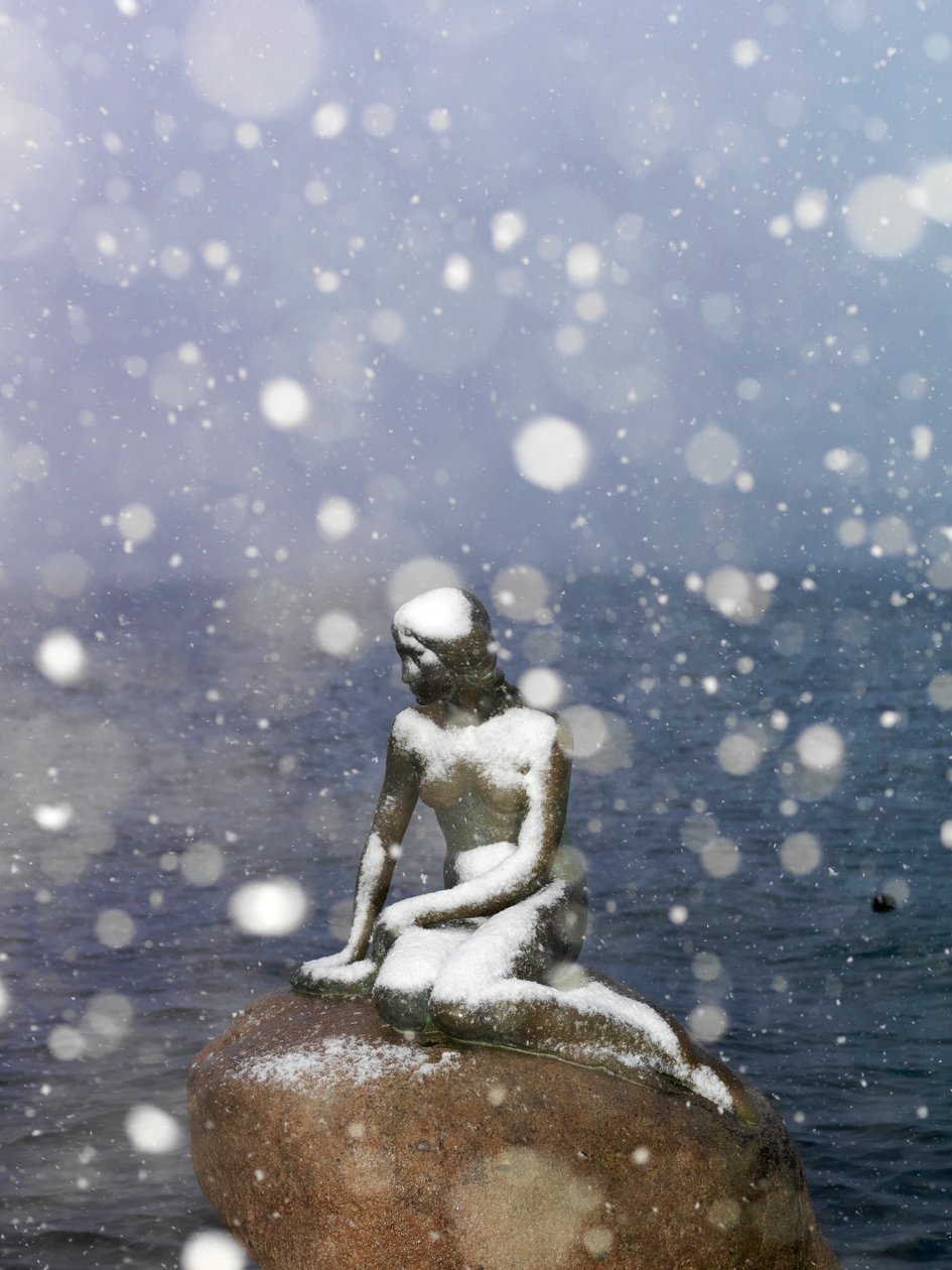 Sneeuwstorm op het standbeeld van De Kleine Zeemeermin door Edvard Eriksen, winter in Kopenhagen, Denemarken, 2022 door Sisse Brimberg