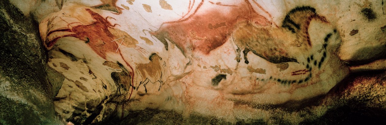 De Rode Koeien en de Chinese Paarden dartelen langs een muur in de Axiale Galerij, Lascaux-grot door Sisse Brimberg