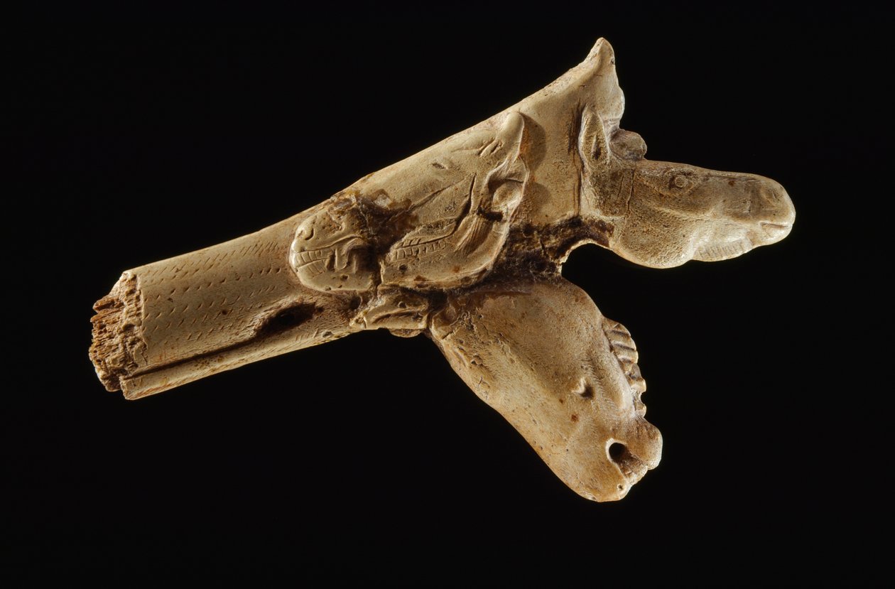 Driekoppige speerwerper, een prehistorische hoornstaf. door Sisse Brimberg