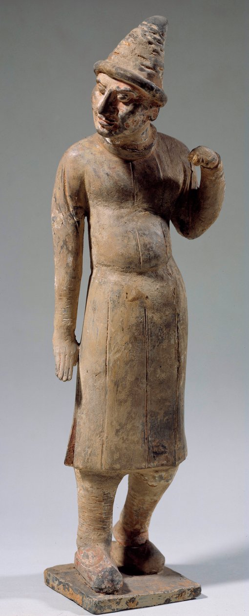 Chinese kunst: Sogdiaanse, barbaarse terracotta beeldje met puntige hoed die zijde draagt door Sogdian Sogdian