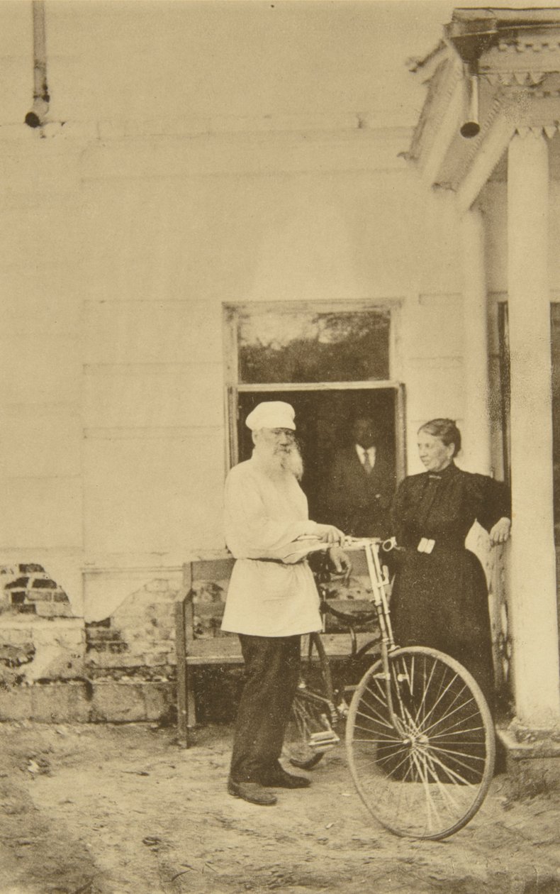 Russische auteur Leo Tolstoy met een fiets, Rusland, 1890s door Sophia Andreevna Tolstaya