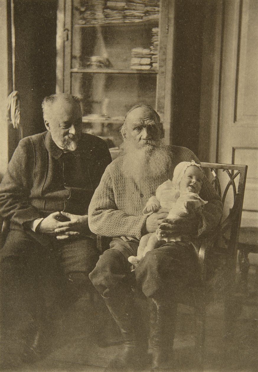 Russische auteur Leo Tolstoy met zijn schoonzoon en kleindochter, Rusland, c1905-c1906 door Sophia Andreevna Tolstaya