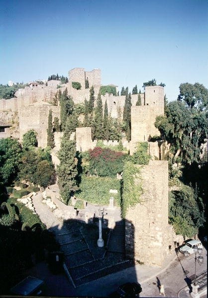 Uitzicht op de Alcazaba, begonnen in 1057 door Badis el Ziri door Spanish School