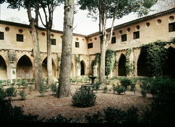 Zicht op de kloostergang van het klooster, gesticht in 1194 en verplaatst naar de huidige locatie in 1218 door Spanish School