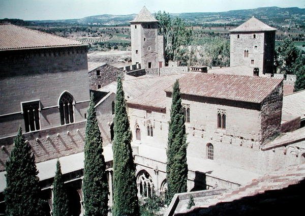 Uitzicht op het klooster van Santa Maria de Poblet, gesticht in 1149 en gerestaureerd in 1940 door Spanish School