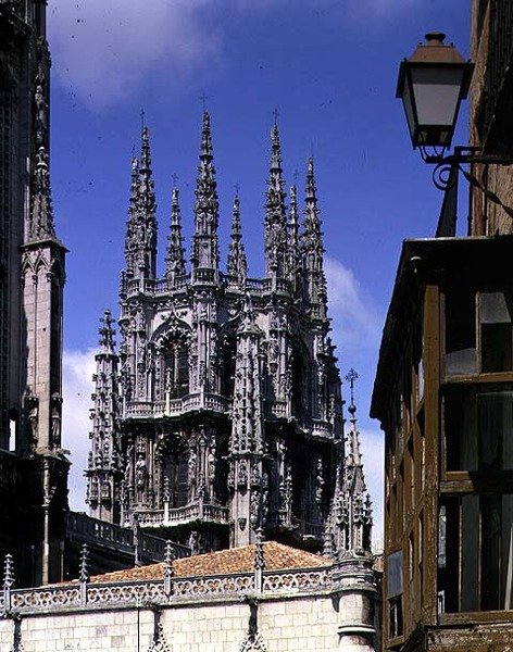 De Lantaarn (cimborio) waarschijnlijk ontworpen door Juan de Langres, gebouwd door Felipe Vigarny en Juan de Vallejo, voltooid in 1568 door Spanish Colonial