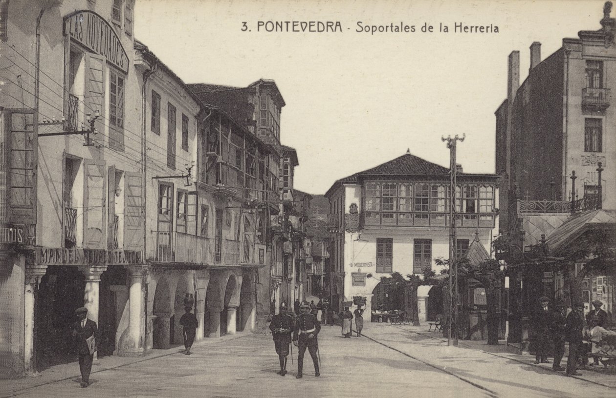 Arcades van de smederij, Pontevedra, Spanje (z/w foto) door Spanish Photographer
