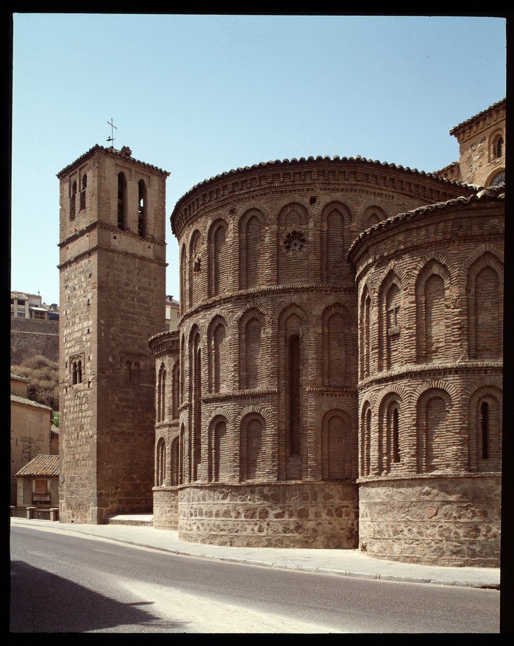 Mudejar kunst: uitzicht op de apsis van de kerk Santiago de Arrabal, 13e eeuw Toledo, Spanje door Spanish School
