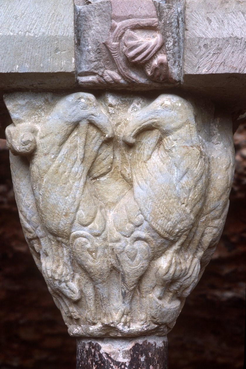 Detail (kapiteel met beeldhouwwerk van twee vogels) door Spanish School