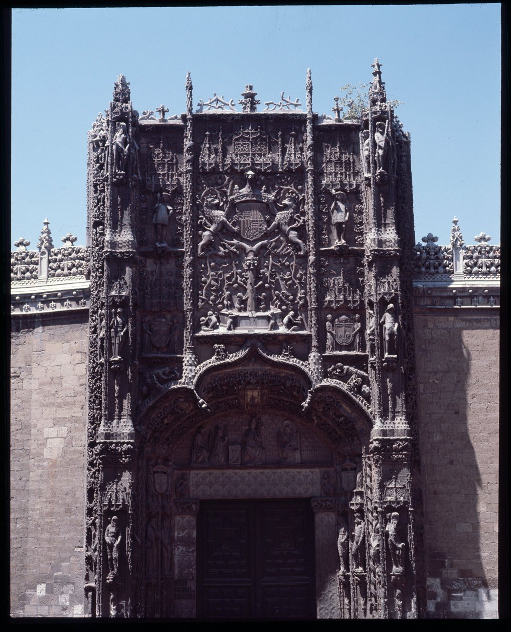 Gotische kunst Isabelin: gevel van het college Saint Gregoire (San Gregorio) 1488-1496 Valladolid, Spanje door Spanish School