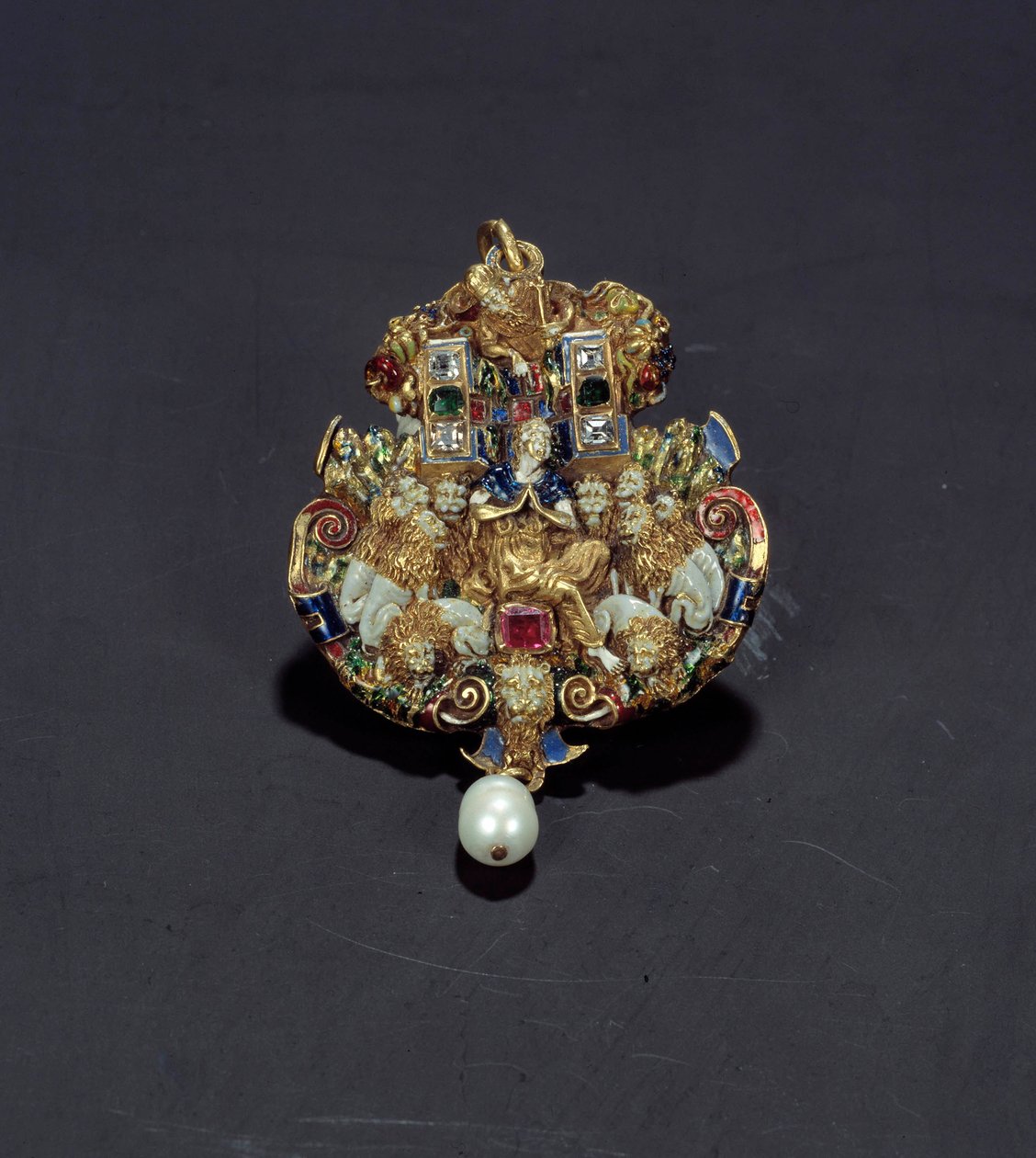 Sieraden: diamanten hanger, email op goud rond, smaragd en parel die Daniel in de leeuwenkuil voorstellen. 1550-1600. Uit Spanje. Parijs, Louvre Museum door Spanish School