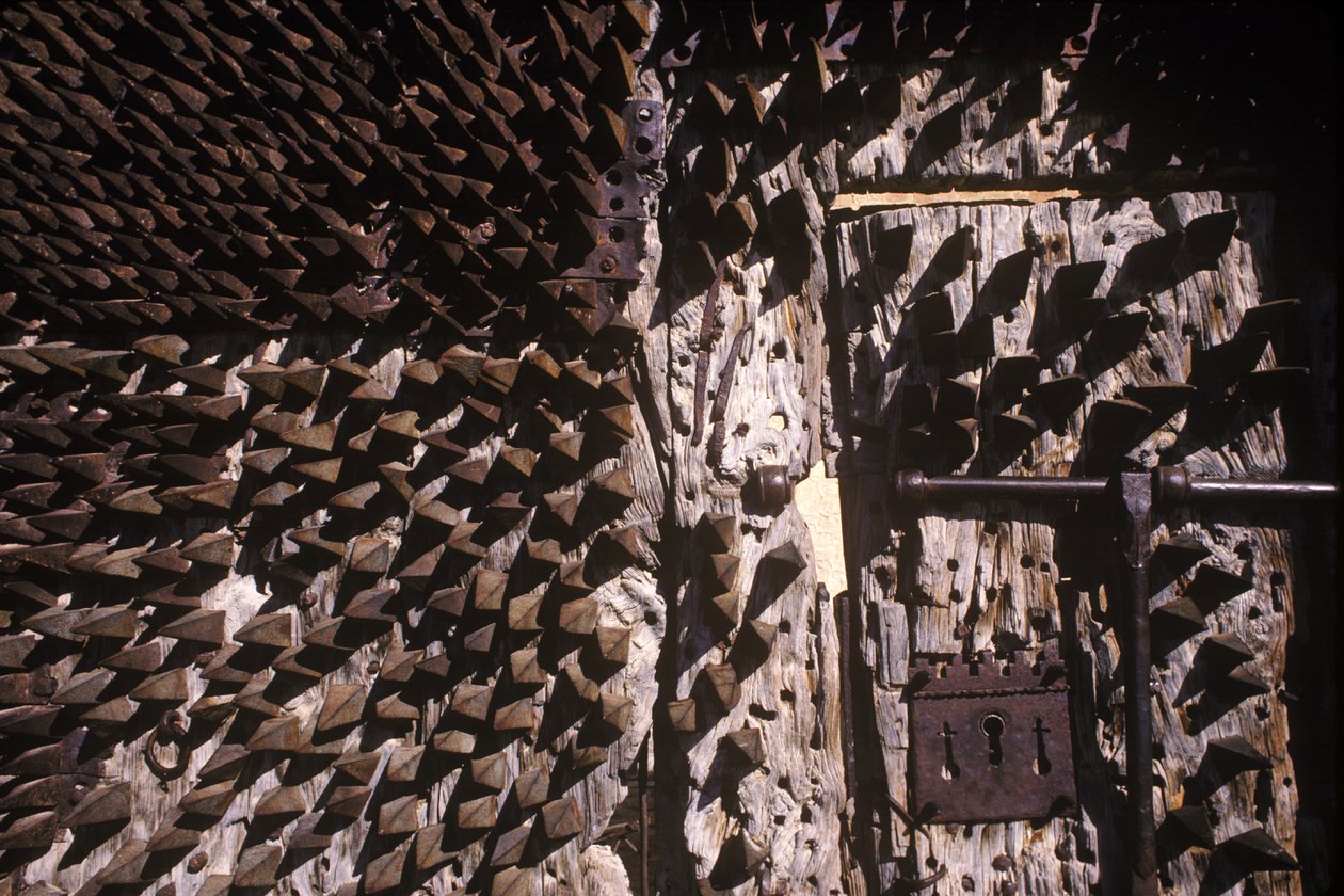 Metalen spikes ingebed in een kasteel deur door Spanish School
