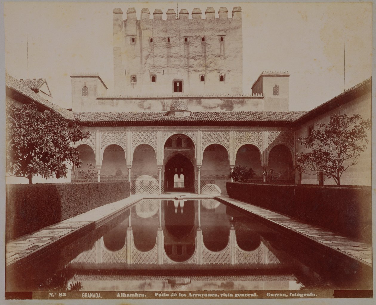 Patio de los Arrayanes, Alhambra, c.1875-80 door Spanish School