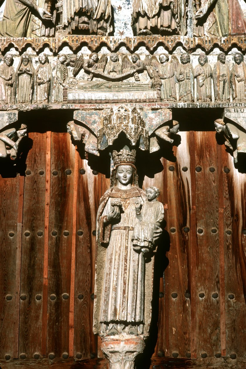 Het westportaal met beeld van Madonna en Kind en reliëf van het Laatste Oordeel door Spanish School