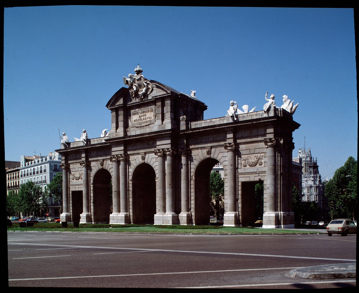 Uitzicht op de Alcala poort (1778) door Spanish School