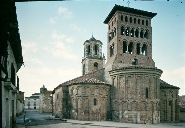 Zicht op de kerk van San Tirso door Spanish School