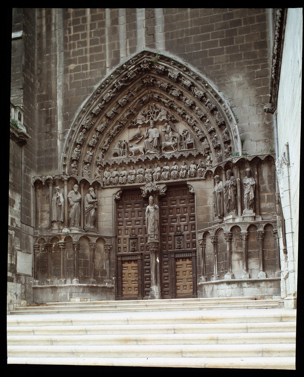 Uitzicht op de Sacramentele Poort (Sarmental) van de Kathedraal Santa Maria in Burgos door Spanish School