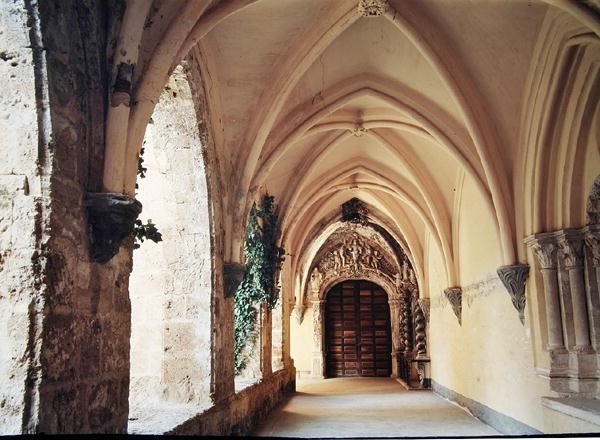 Zicht op de kloostergang van het klooster, gesticht in 1194 en verplaatst naar de huidige locatie in 1218 door Spanish School