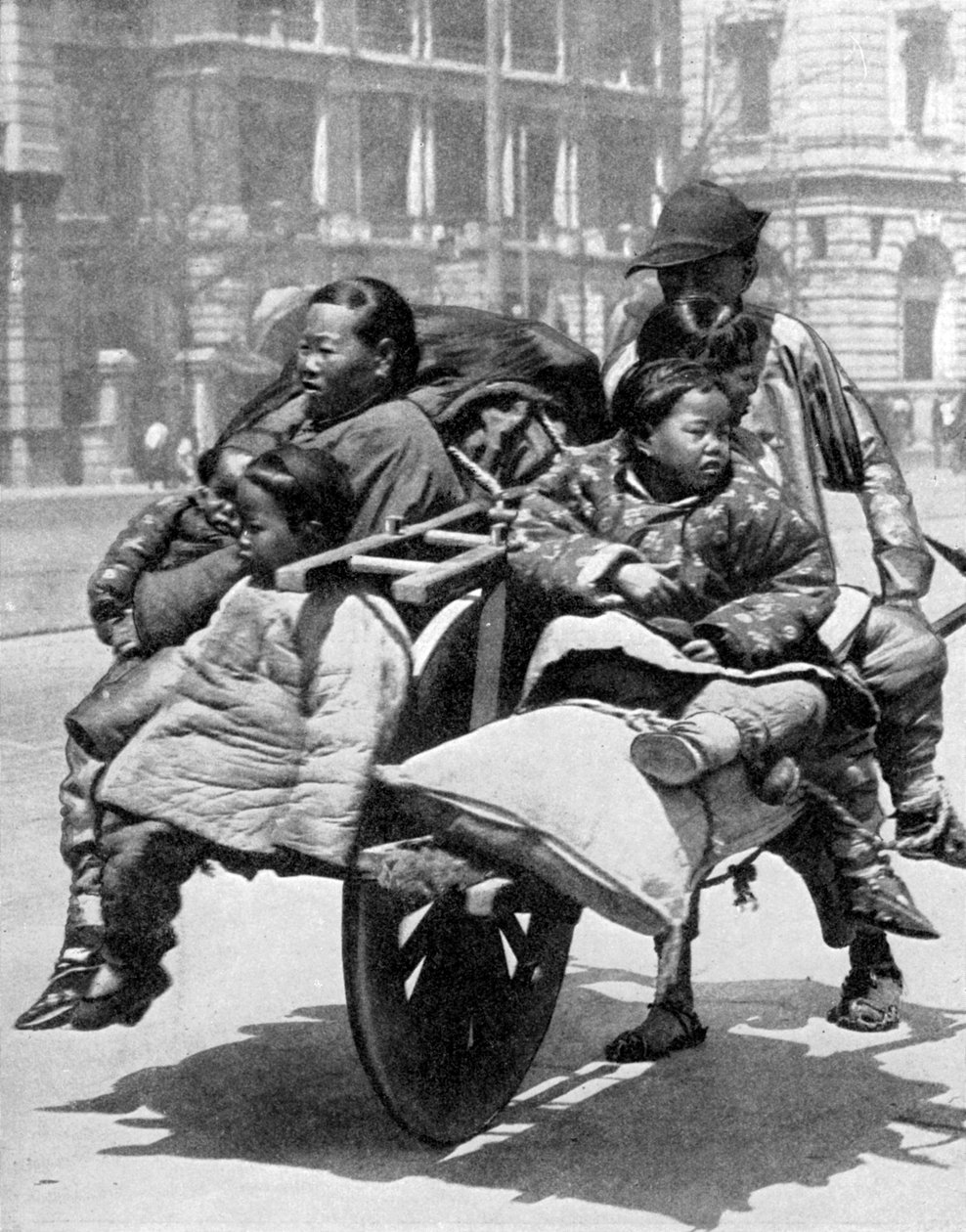 Chinese familie op een kar, 1936 door Sport and General