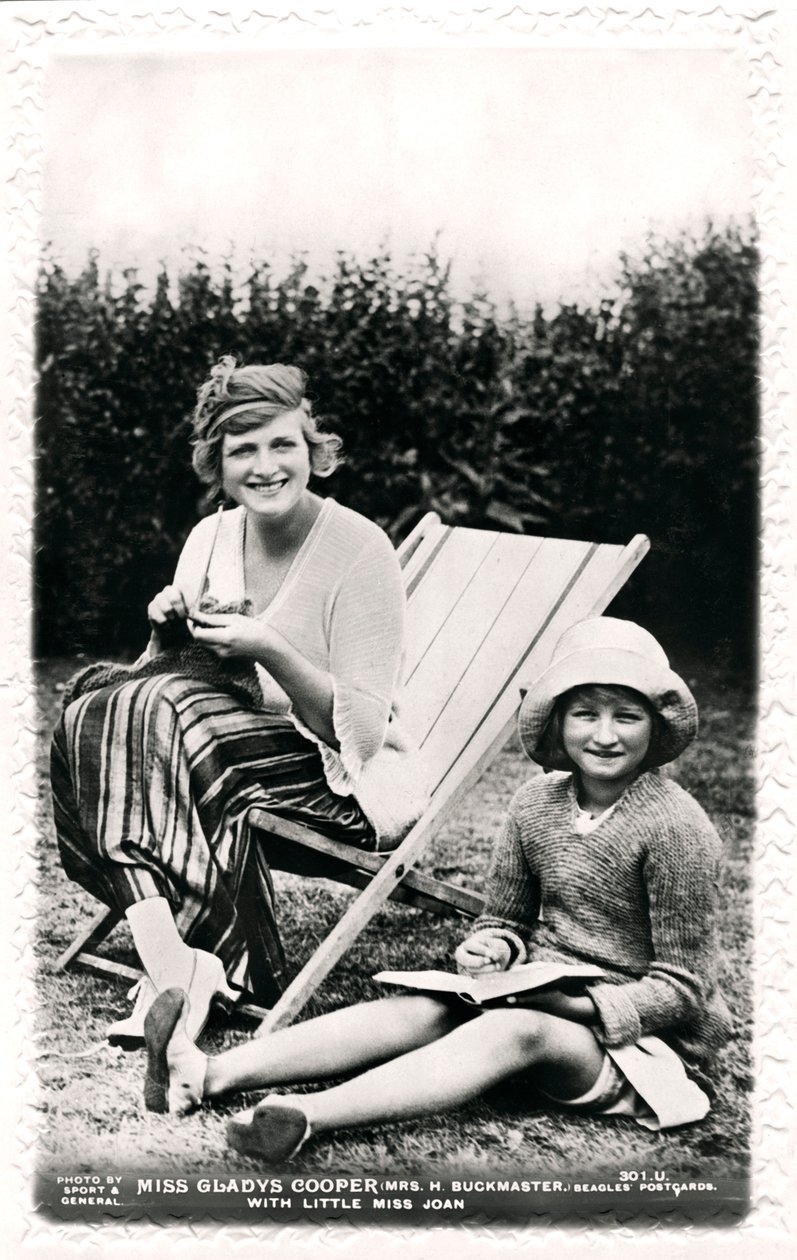 Gladys Cooper 1888-1971, Engelse actrice, met haar dochter Joan, begin 20e eeuw door Sport and General