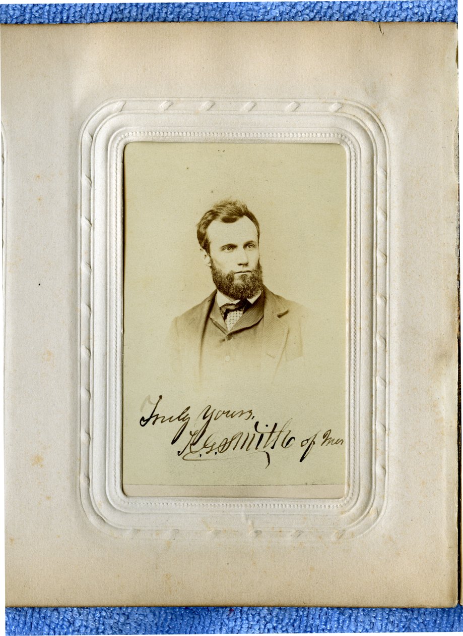 Borstportret van een bebaarde man in een pak, iets naar rechts kijkend door St. Louis Mansfield Gallery