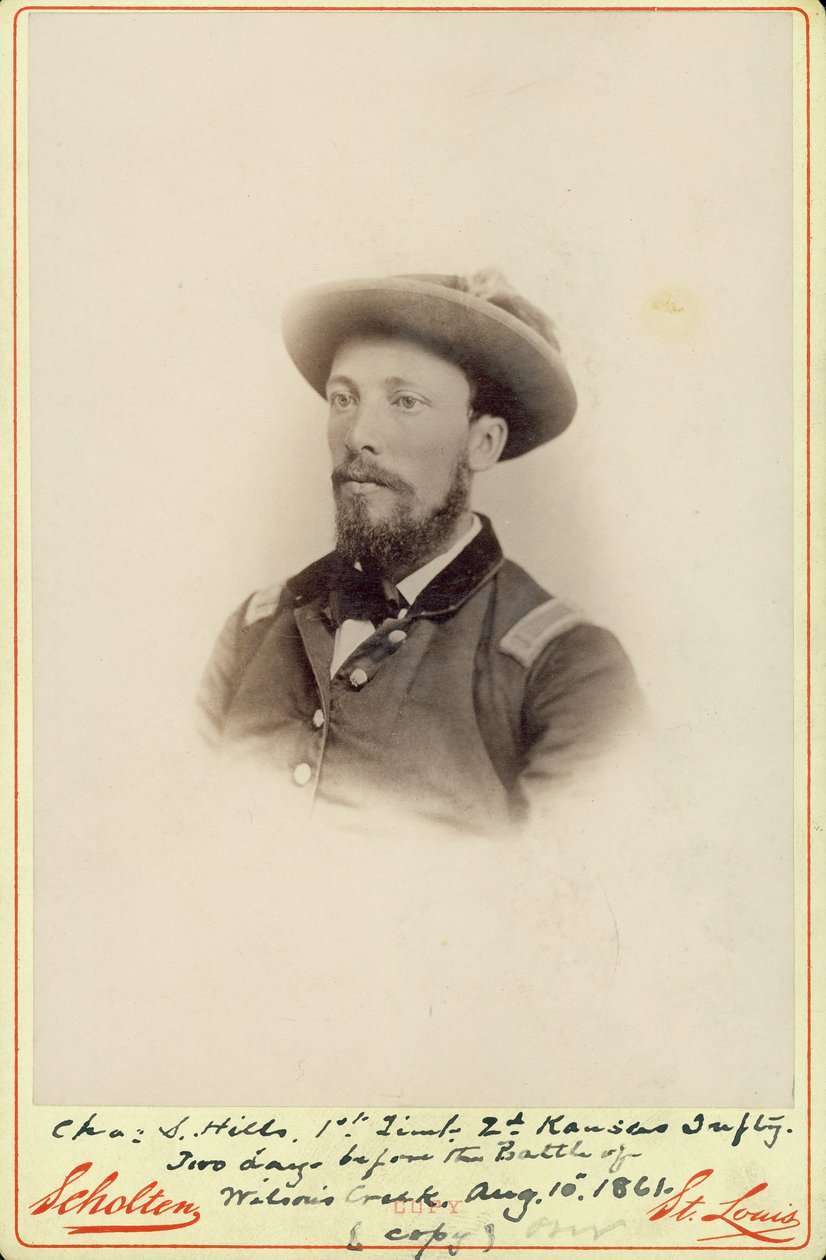 Borstportret van Luitenant-Kolonel Charles S. Hills in uniform en een hoed, naar links gedraaid door St. Louis Scholten